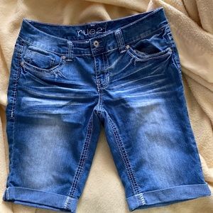 Like new med wash Bermuda shorts.
